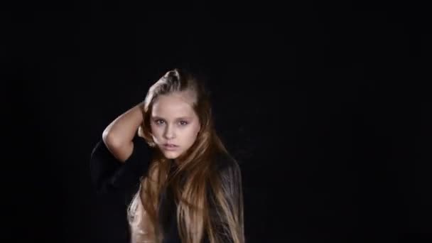Menina modelo adolescente profissional posando na frente do cinegrafista. A olhar ternamente. 4k — Vídeo de Stock