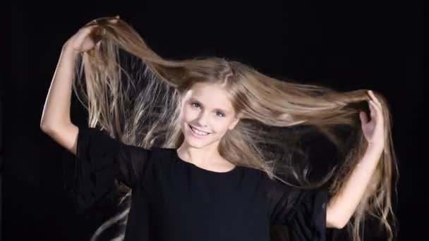 Videoportrait αξιολάτρευτο θηλυκό έφηβος μοντέλο με μακριά ξανθά μαλλιά που παρουσιάζουν βλέπουν φωτογραφική μηχανή. Κατάλληλο για εμπορική. 4k — Αρχείο Βίντεο