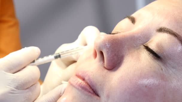 Belo procedimento facial. Cosmetologia moderna. Mulher de meia-idade na clínica de beleza recebe injeções faciais. Segredos de beleza modernos. 4k — Vídeo de Stock