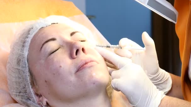 Beauty behandeling concept. Jonge vrouw in de gezondheidszorg kliniek. Schoonheidsspecialiste vuller injectie te maken. Moderne cosmetologie. 4k — Stockvideo