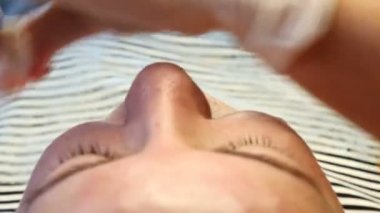 Dudak enjeksiyon plastik cerrahi. Hasta yüzünü dudak büyütme sırasında kapatın. Üstten görünüm. 4k