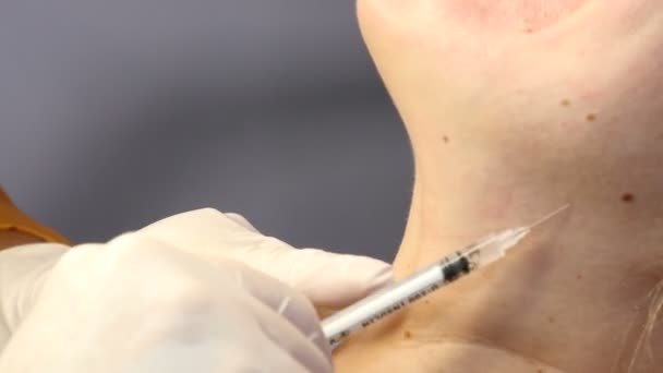 Industrie de la beauté moderne. Esthéticienne en gants avec une seringue à la main faisant des injections dans le cou féminin. Des injections faciales rajeunissantes. Concept de lifting facial. 4k — Video