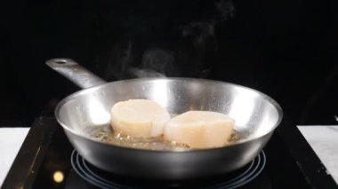 Ağır çekimde Restoran deniz ürünleri yemek. Restoran yemek yemek. Buhar veya buhar ile kızarmış tarak. HD