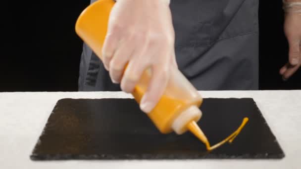 Restaurante de comida de coque. Verter aderezo de ensalada en el plato en cámara lenta. Chef en guantes vierte salsa en el plato. Preparación de alimentos saludables. hd — Vídeos de Stock