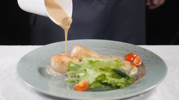 Sahne mit Zwiebeln wird auf grünen Salat und Jakobsmuscheln gegossen. Essenszubereitung. Gesunde Ernährung kochen. Zeitlupe. hd — Stockvideo