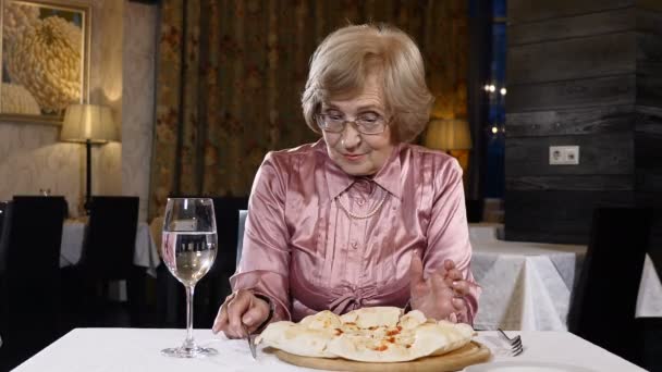 Seniour gelukkig leven concept. Leeftijd vrouw in haar jaren 70 in een restaurant tonen emoties van verbazing en geluk. bejaarde vrouw in surprise.4k — Stockvideo