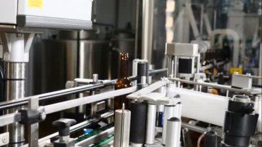 Şişeleme bira bira için teknolojik satır. Fabrika bir satırda boş kahverengi şişe. Şişe Konveyör bant cam şişe Fabrikası'nda devam edelim. El konveyör şişe koyar. 4k