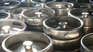 Bira fıçıları güneş ışığı altında birlikte bira fabrikasında bekletin. Toptan ambar sevkiyat için hazır çelik varil.