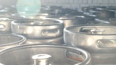 Bira fıçıları güneş ışığı altında birlikte bira fabrikasında bekletin. Toptan ambar sevkiyat için hazır Çelik varillerde. 4k