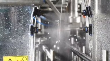 Şişeleme bira bira için teknolojik satır. Fabrika bir satırda boş kahverengi şişe. Şişe Konveyör bant cam şişe Fabrikası'nda devam edelim. Şişe yıkanır. 4k