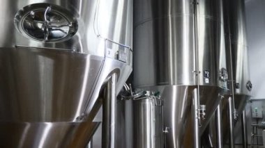 Modern bira fabrikası. Bira tanklarda satır. Fermantasyon bira bira tanklarla bira için. Bira fabrikası. Depolama için büyük çelik tanklar. 4k