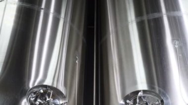 Bira çelik rezervuarlar ve bira fabrikası borularda imalatı. Aşamalı üretim bitmiş gıda ürünleri metal piper şişeleme bira üretim hattı donatımı. Modern bira. 4k