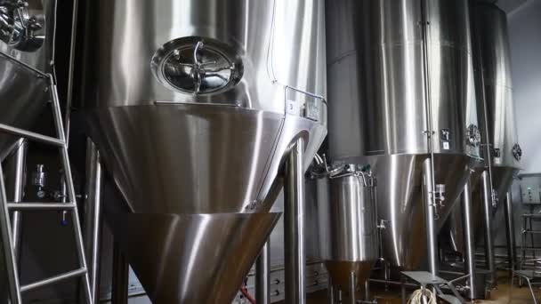 Moderne bier fabriek. Enorme stalen tanks voor bier brouwen, vergisting in een brouwerij-tanks met bier voor het brouwen. 4k — Stockvideo