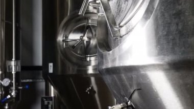 Modern bira fabrikası. Bira tanklarda satır. Fermantasyon bira bira tanklarla bira için. Bira fabrikası. Depolama için büyük çelik tanklar.
