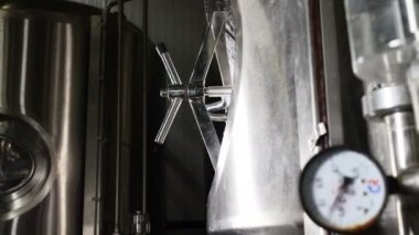 Bira çelik rezervuarlar ve bira fabrikası borularda imalatı. Aşamalı üretim bitmiş gıda ürünleri metal piper şişeleme bira üretim hattı donatımı. Modern bira. 4k