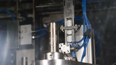 Robot dokunmatik. Bir üretim makinesini closeup çekim. Şişe kapakları placesd bira şişe konveyör üzerine olmak hareket. Teknolojik hattı. Bira üretimi. Bira kavramı. 4k