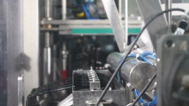 Bira fabrikası. Otomatik bira üretim techological döngüsünün bir parçası. Boş şişe bira ile dolum önce yıkanır. Robot dokunmatik. 4k