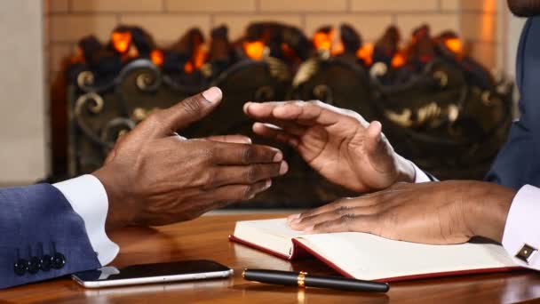 Close up van mannen handen tijdens zakelijke bijeenkomst. Actieve gebaren, schrijven notities. Afro-Amerikanen in pakken op afspraak. Verzekeringsagent met een cliënt. 4k — Stockvideo