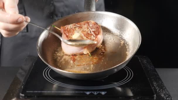 건강에 해로운 식품 개념입니다. 스푼으로 고기에 요리사 손 기름을 붓는의 닫습니다. 슬로우 모션입니다. hd — 비디오