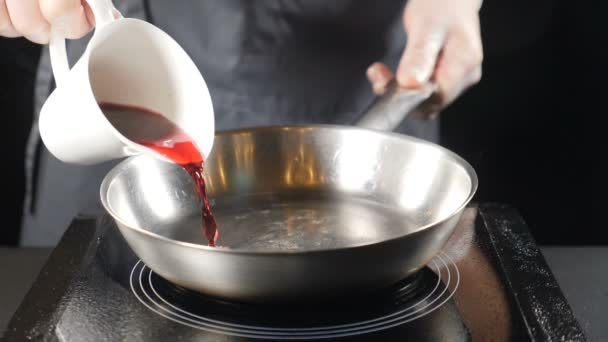 Conceito de cozinha. Chef derramando vinho para cozinhar molho na frigideira. Vapor em câmara lenta. hd — Vídeo de Stock