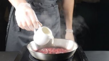Pişirme kavramı. Süt krem yavaş hareket dökülen sosu Şef aşçı. Gıda Sanat. Pişirme restoran manzara. HD