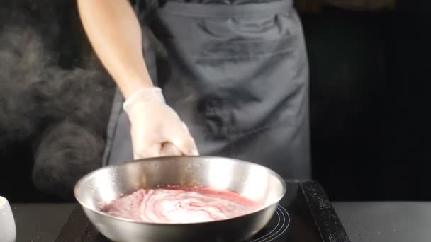 Unbekannter Koch kocht Sauce im Restaurant. Der Koch in Handschuhen rührt in der Pfanne Zutaten zusammen. hd — Stockvideo