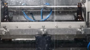 Bira fabrikası. Otomatik bira üretim techological döngüsünün bir parçası. Boş şişe bira ile dolum önce yıkanır. Robot dokunmatik.
