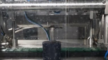 Bira fabrikası. Otomatik bira üretim techological döngüsünün bir parçası. Boş şişe bira ile dolum önce yıkanır. Robot dokunmatik. 4k