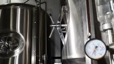 Bira çelik rezervuarlar ve bira fabrikası borularda imalatı. Aşamalı üretim bitmiş gıda ürünleri metal piper şişeleme bira üretim hattı donatımı. Modern bira. 4k