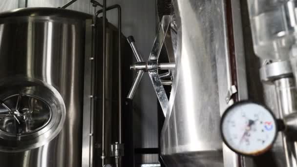 Productie van bier stalen reservoirs en pijpen in een brouwerij. Bier vervaardiging lijn apparatuur voor gefaseerde productie het bottelen van afgewerkte voedsel producten metalen piper. Moderne brouwerij. 4k — Stockvideo