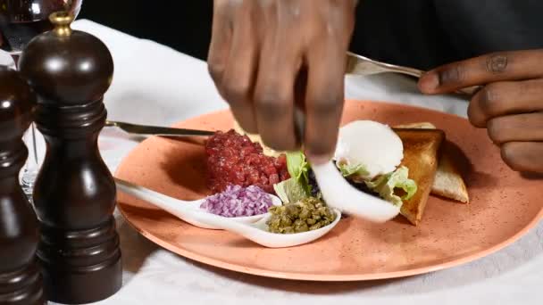 Comida de restaurante. Comer fuera en el restaurante. Primer plano del hombre saboreando delicioso sarro. 4k — Vídeos de Stock