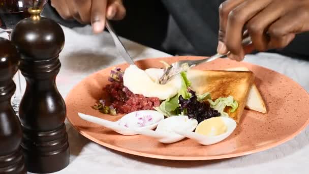 Restoran Yiyecek Restoranda Yemek Adam Lezzetli Tartar Tatmak Yakın Çekim — Stok video