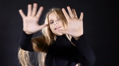 Portre sevimli bir beyaz tenli Genç kızın küçük modeli siyah poz izole. 4k