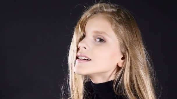 Kis Kamasz Modell Fúj Csók Elszigetelt Fekete Bemutatkozó Videó — Stock videók