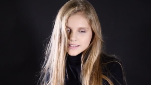 Kleines Teenie Model Beim Küssen Videoporträt Isoliert Auf Schwarz — Stockvideo