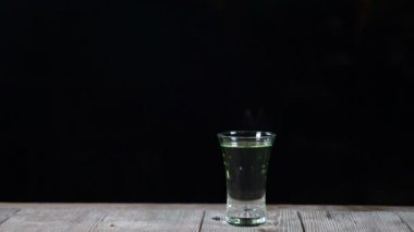 Bir barda kokteyl yapmak barista güzel ağır çekim shot. Bir cam veya siyah arka plan üzerine izole ateş yanan bir alkollü içki üzerinden yükselen alevler. HD