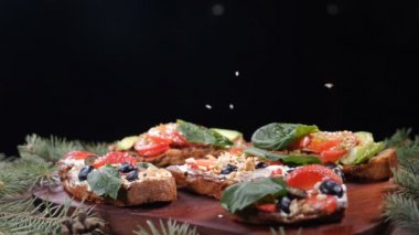 Fındık taze sandviç üzerinde ahşap arka plan koyun sayısı düştü. Gıda hizmet kavramı. Gemide Noel ağacı dalları. Vejeteryan kavramı. HD.