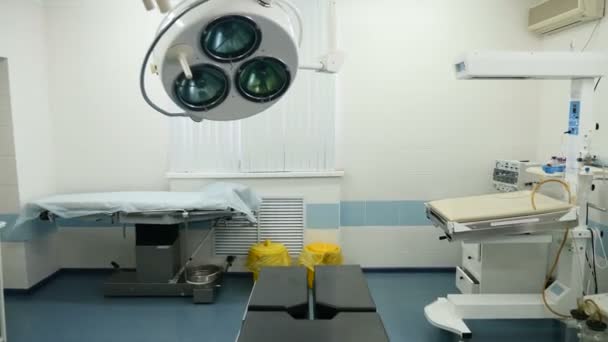 Longa filmagem de cirurgia em uma maternidade com luzes de operação desligadas. Equipamento médico. 4k — Vídeo de Stock
