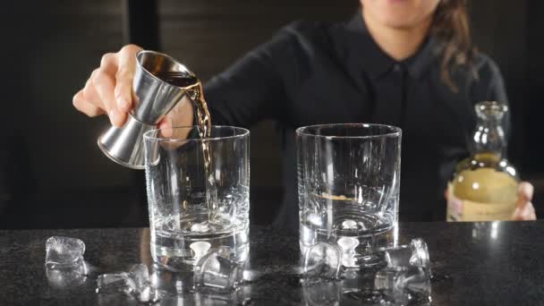 Bar Club Nocturno Cantinera Hembra Vertiendo Whisky Jigger Vaso Cámara — Vídeos de Stock