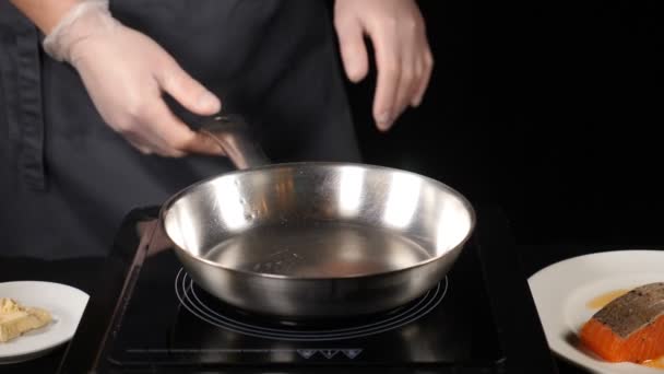 Koch bereitet Pfanne vor. Nahaufnahme der Hand des Kochs über der Pfanne, die die Temperatur der Heizung misst. hd — Stockvideo