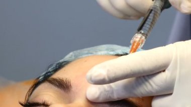 Güzellik klinikte. Güzellik sektöründe modern eğilim. İnjectional kozmetik. Şevval özçelik güzellik eldiven yüz botox enjeksiyon yapar. HD