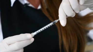 Doktor şırınga doldurma. Yakın çekim. Bir sağlık kliniği. Sağlık kavramı. 4k
