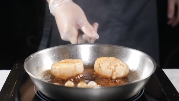Het koken van schaal-en schelpdieren in restaurant. Professionele chef braadpan met Sint-jakobsschelpen en groenten in crème dressing roeren. Slow-motion. HD — Stockvideo