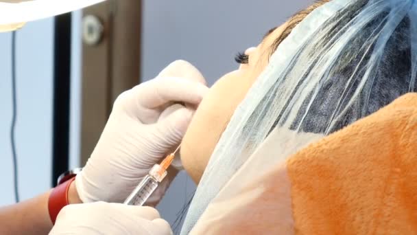 Conceito Clínica Beleza Close Mãos Esteticistas Fazendo Injeção Botox Nos — Vídeo de Stock