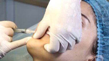 Güzellik Kliniği. Dolgu enjeksiyonları sağlık kliniği. Yüz cilt bakım yordam yapmadan Şevval özçelik güzellik. Kaldırma cilt. Yakın çekim. 4k