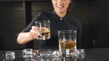 Bir gece kulübü çubuk. Kokteyl yapma kavramı. Tanınmayan kadın barmen sayacı ile alkol içecek bir bardak koyarak. Ağır çekim. HD