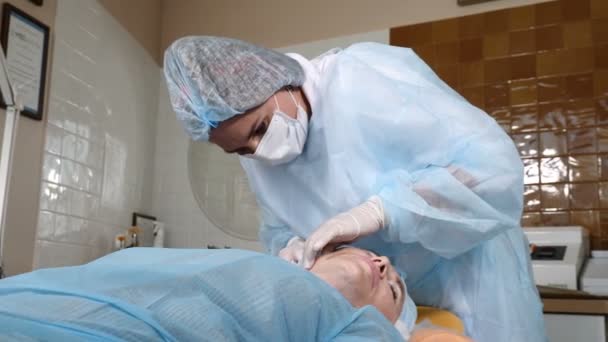 Ομορφιά χειρουργική διαδικασία. Αντιμετωπίζουν άρση με οδοντωτό νήματα για την εξάλειψη των σημαδιών της γήρανσης του δέρματος. Περίγραμμα του προσώπου. πλαδαρό δέρμα ανύψωσης. 4k — Αρχείο Βίντεο