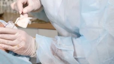 Modern güzellik kavramı. Kadın kıdemli Başlarken yüz iplik yordam kaldırma. Yakın çekim. Doktor ameliyatta yaşlanma belirtileri ortadan kaldırmak için acı yordam bulunur. Güzellik yüz, yüz kontur, plastik