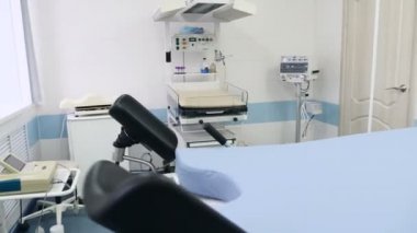 Tıbbi malzeme kavramı. Obstetrik bölümü. Modern bir Doğum Kliniği Doğum odasında orta Doğum bir sandalye ile. 4k
