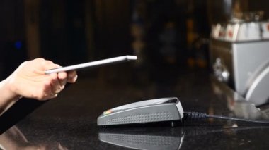 Ödeme yöntemi modern teknoloji. Temassız ödeme ile smartphone. Bir telefon aygıtı terminal bir kredi kartı ile ödeme. Kablosuz ödeme kavramı. 4k